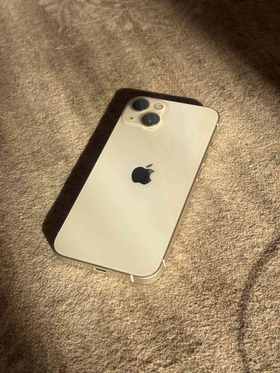 سلام عليكم عندي iphone 13 عادي يجي ويا الكارتونه الاصليه والكڤر والجهاز بي لصقه حمايه للشاشه عمر بطارية 70% ملاحظه:(هذا الجهاز جايبه من امريكا) 
سعر:350ألف(بي مجال بسيط)
مكاني:دهوك
الرقم:***********
