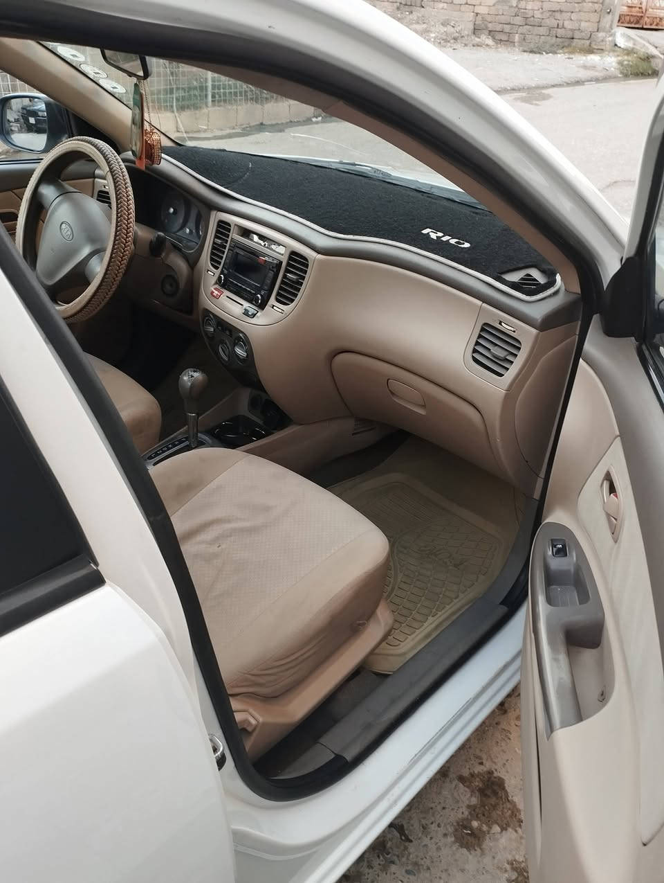 كيا ريو موديل 11 سياره جديده بدون صبغ سياره باسمي سنويه جديده هزه جديده شرط ماكينه كير تبريد شرط السعر 92 وبيها مجال ***********//***********
