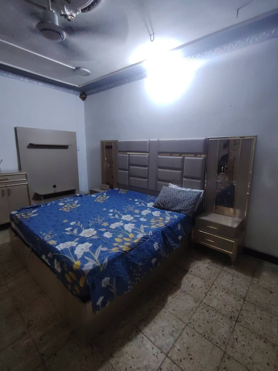 غرفه جوروجيا ثكيله للبيع استخدام سنه ونص السعر 1و600 الف بيه مجال بسيط حق الجيه الضرر جامتين فقط تبديل وخساره علي العنوان مدينه الصدر قطاع 21 رقم التواصل ***********
