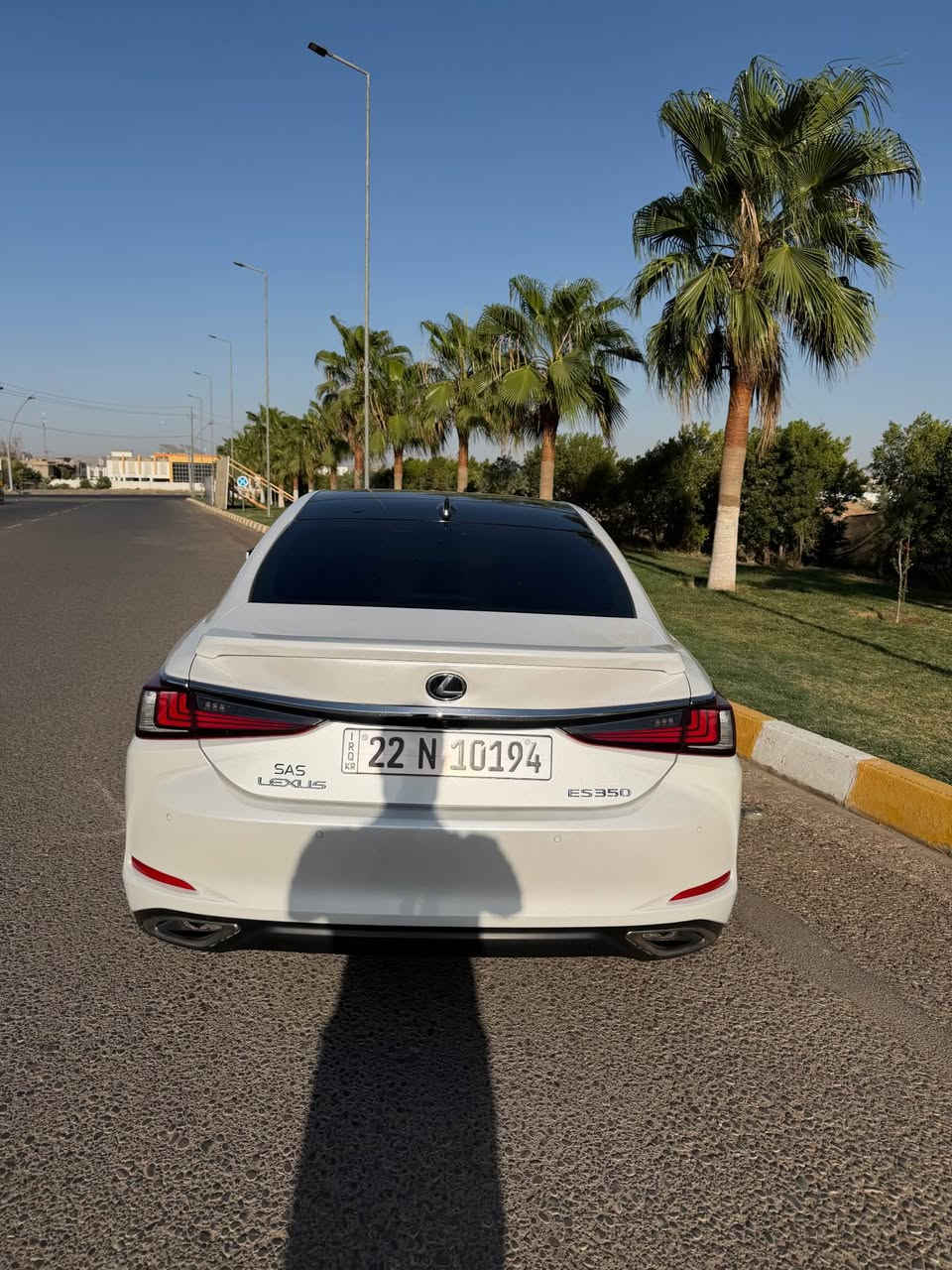 سلام عليكم 
لكزس ES350 2023 بلاتينيوم 
(كلين تايتل)
6 سلندر 3.5 
ماشي 41 الف كيلو 📦
اعلى فئته باللكزس 3 عدسات 
سقف قرميدي 
5 بردات 
داتا شو 
مواصفات هوايه مواصفات اللكزس معروفه
مكان السياره كركوك 📍
للتواصل : *********** ☎️ 
السعر : 410 كركوك, العراق
