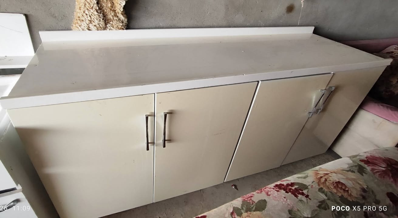 متوفر كاونترات نظيفه للبيع 
كاونتر مع سنك مكون من ثلاث قطع 
كاونتر بدون سنك مكون من قطعتين 
كاونتر ارضي قطعة وحده 
للاستفسار مراسلة الصفحه او الاتصال ***********
تلول ناصر الشارع العام قرب مفرق الشويرات
