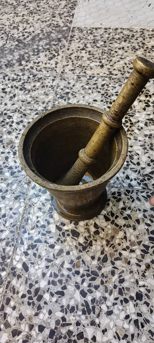 سلام عليكم عندي هاون حجم كبير الاصلي القديم السعر 125 العنوان بغداد الاتصال علا رقم***********
