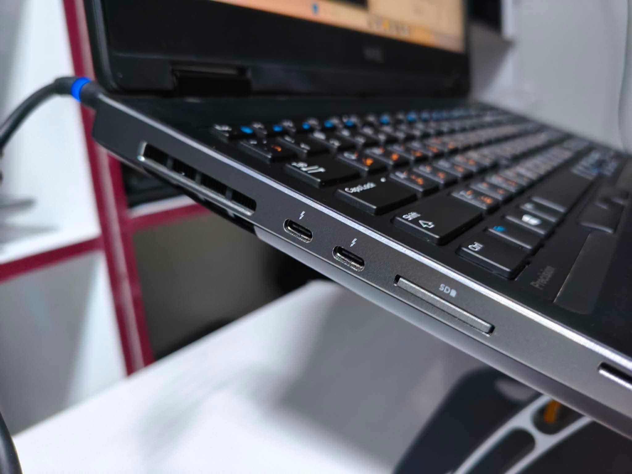 بكرت شاشة خارجي 6 كيكا وشاشة 4k المهندسين وجماعة المونتاج مو تردون دقه عاليه؟؟
Dell precision 7530
I7 8th H
16 GB  DDR4 
512 SSD (2*256) M.2

كرت خارجي انفيديا p3200 6G
كرت شاشه داخلي إنتل UHD Graphics 630 
حجم 15.6 
دقة شاشة فوركي 4K
كامل واصل شامل 630 الف

***********

