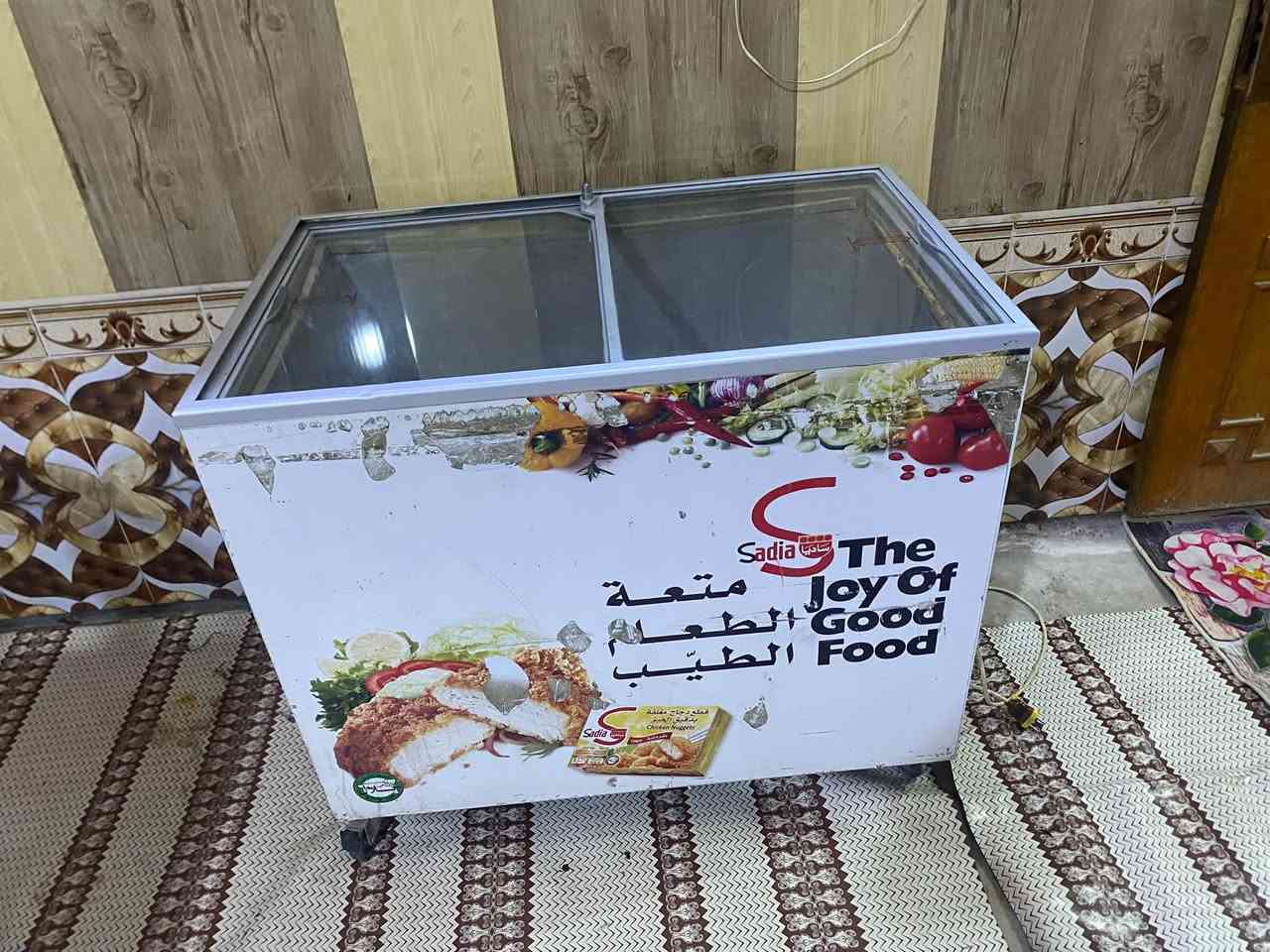 السلام عليكم عارضات عاموديه عدد ٤وعارضه مقبلات ومجمده بطحه كلهن شغلات وشرط التبريد مكاني القبله وهاذه رقمي ***********

