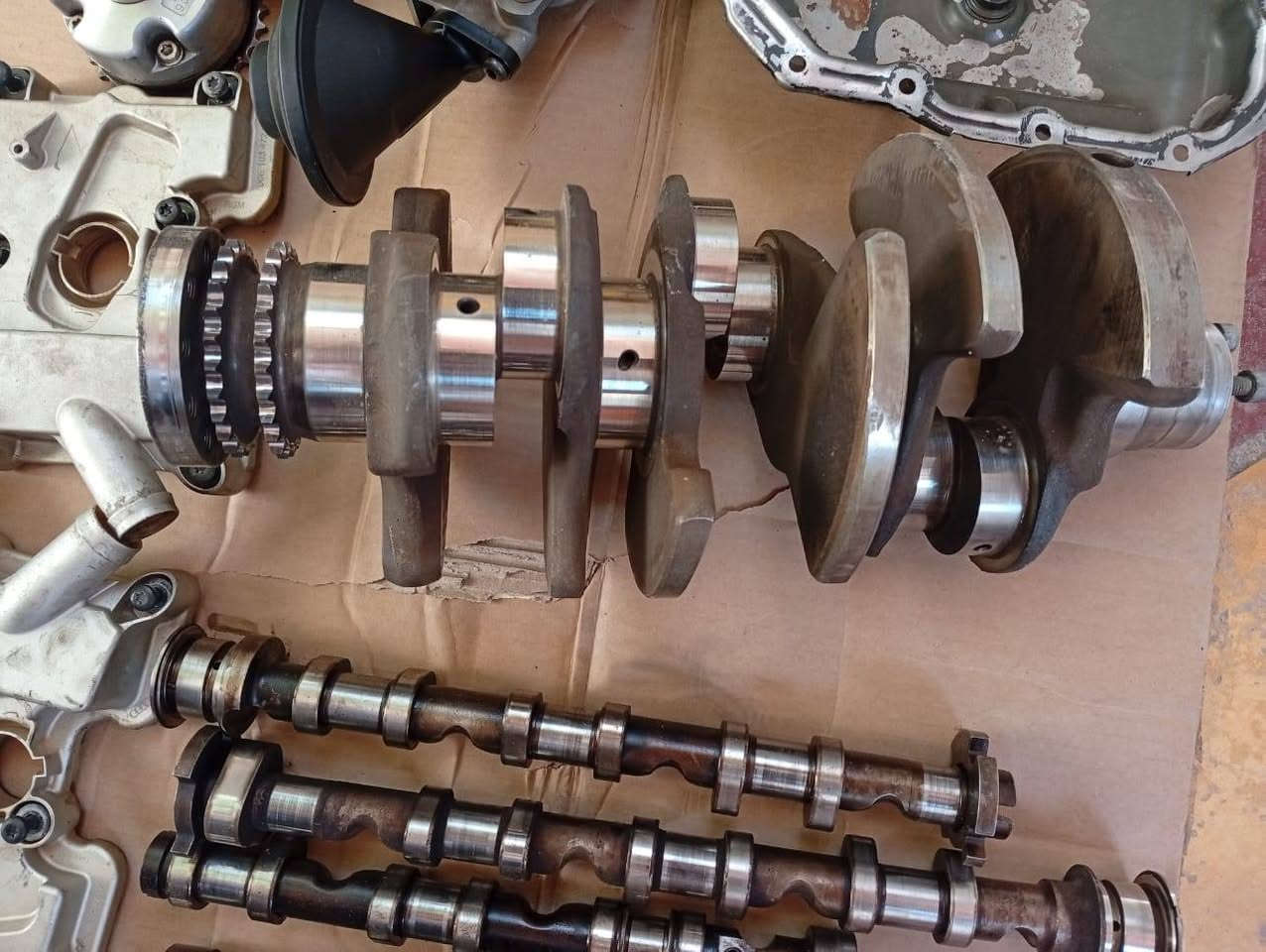 سلام عليكم يوجد اجزاء وا دوات محرك اودي كيو سفن موديل ١٣ للبيع للتواصل *********** أو *********** وبسعر مناسب  الادوات بحاله جيده وشغاله
