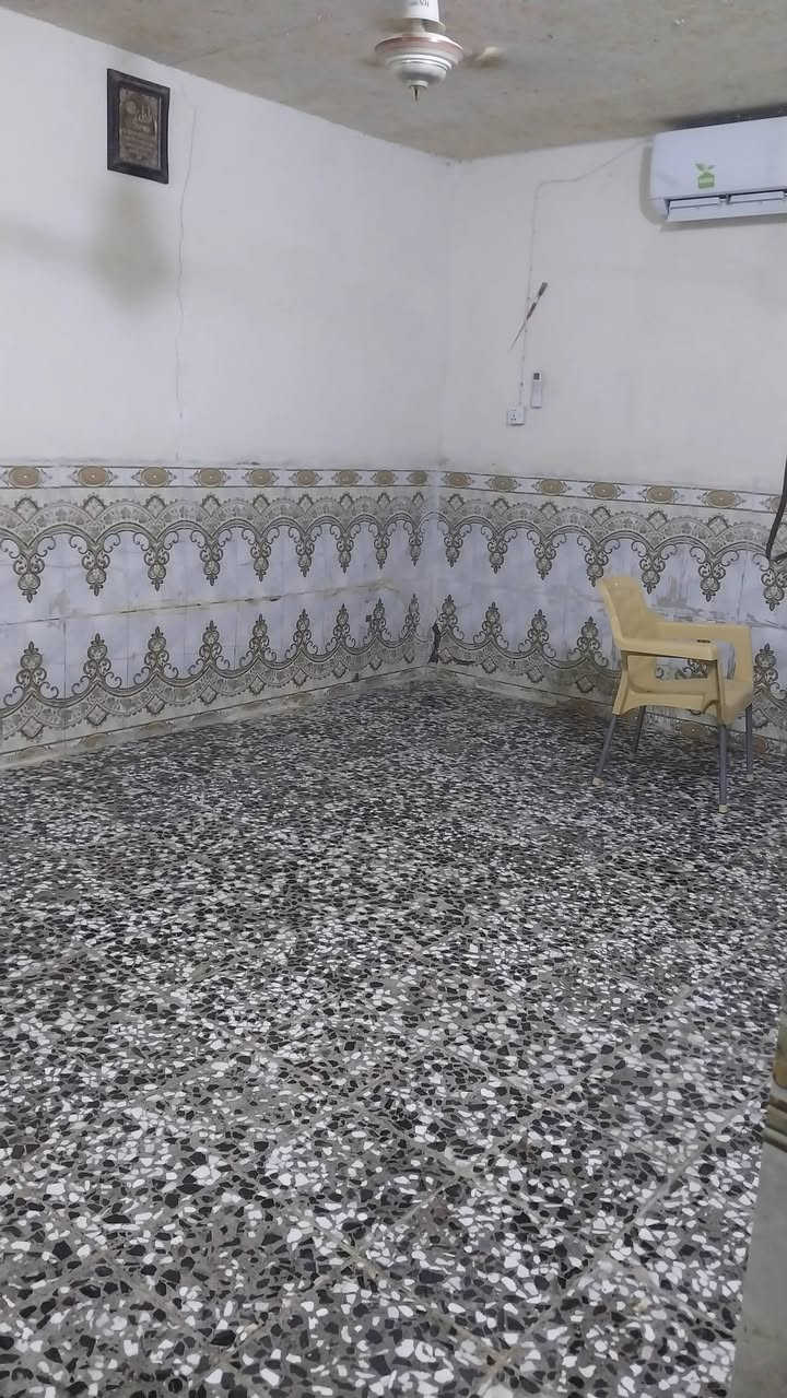 سلام عليكم نصف دار خلفي ع شارع المدارس عالي عن الشارع كرفتة حلوة وجيران ذهب وموقعه حلو للاستفسار والاتصال ***********  او الخاص

