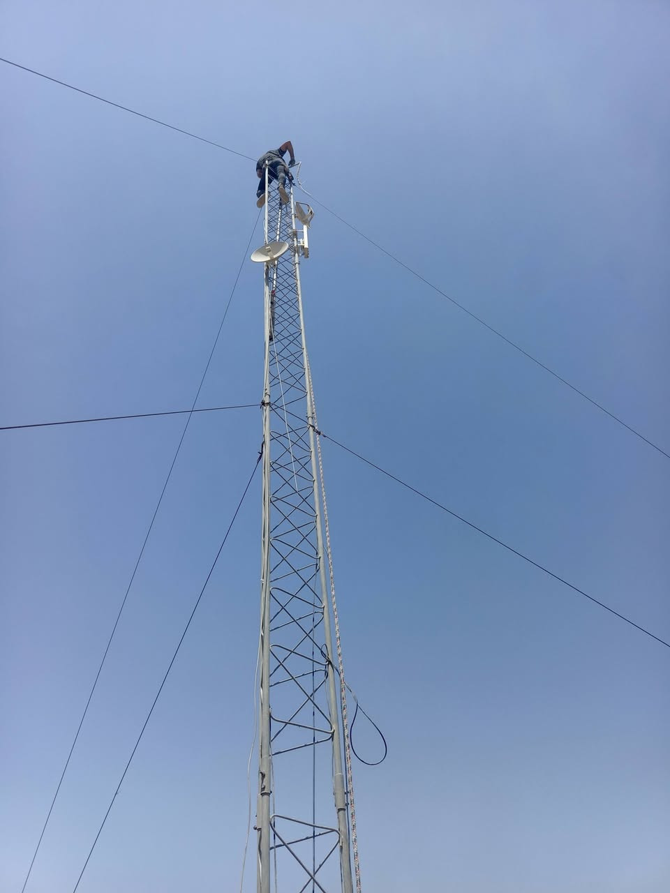السلام عليكم برج للبيع سكاتر عدد ثلاثه دشات عدد اثنين 912 عدد 5 حديده 18 متر توصيل موجود لكافه المحافظات متوفر لتنصيب الابراج وتفصيل الابراج *********** السعر 650
