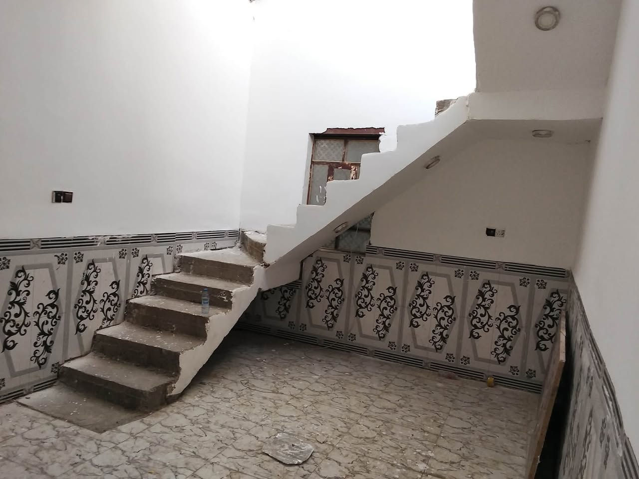 السلام عليكم ورحمة الله وبركاته 

بيت 150 متر للبيع 

غرفتين وصاله ومطبخ ودوانيه 

كونكريت مسلح سراميك ارضي وجداري 

بس دوانيه ما مسرمكه بيت جاهز للسكن 

ماء كهرباء مكان ناصريه مرقد سيد خضير 

سعر 30 مليون وقابل للتفاوض 

اتصال عل هاذه رقم ***********
