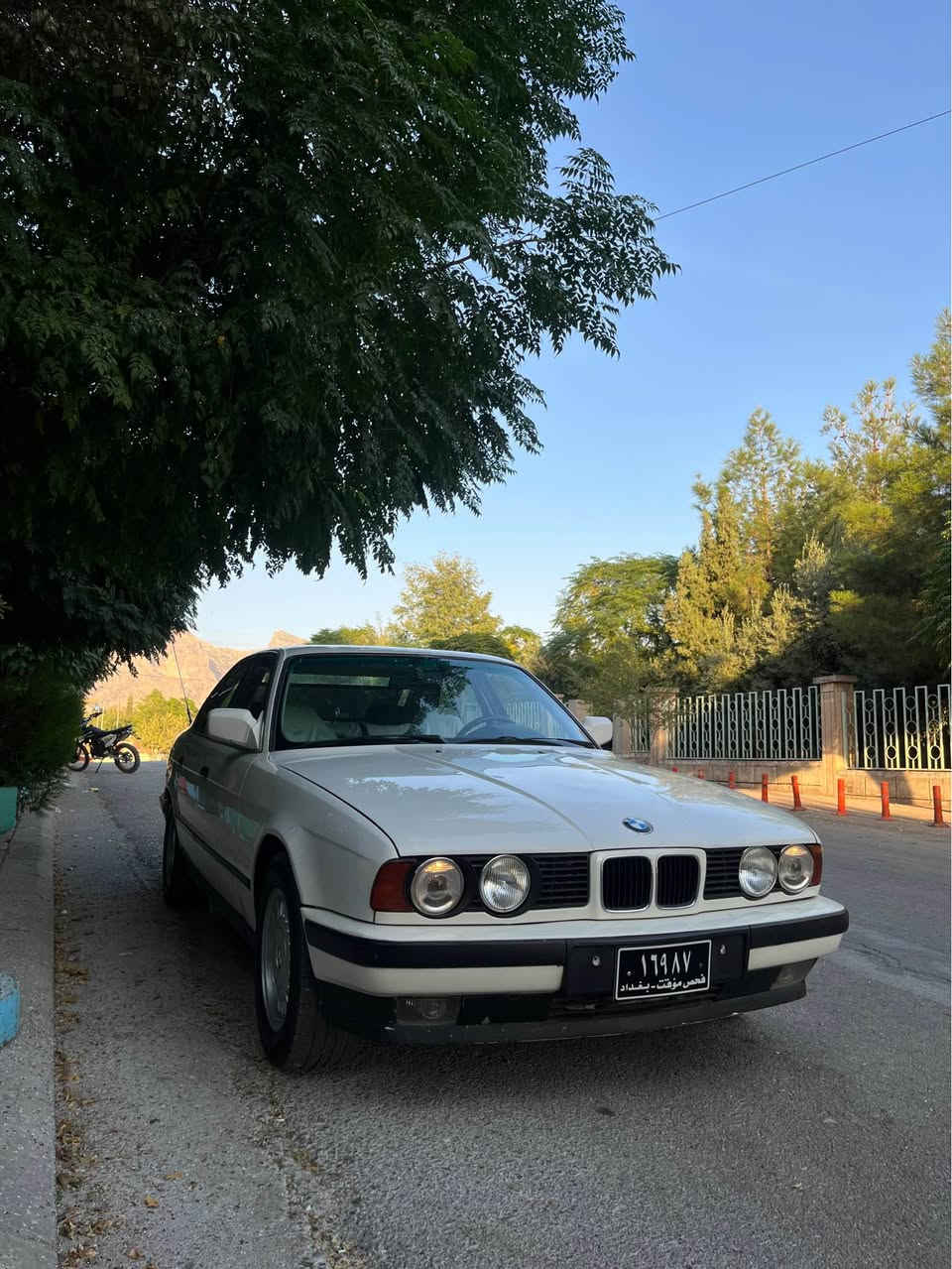 بیئێم مۆدیێل ١٩٩٢
مەکینە 535i
بێسەرەتا ساخ ساخ 
بێ بۆیاخ بێ لێدران 
شتی تازە و لۆک 
گێڕ عادی 
مواسەفات 
چوار جام کارەبا پەردە قفڵ مەرکەزی و ئێڕباگ
چرکەی نیە و تەقەو ڕەقەش بە شەرت 
تەبرید ی سارد و گەرم بە شەرت
ناو نیلی 
*********** السليمانية, العراق
