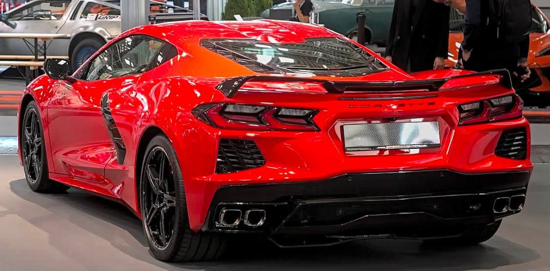 ️🔥 المنشور — عراقي ( للشرح فقط ) 

من تشوفها تكول هاي مو سيارة… هاي صاروخ 😮‍💨🔥

هاي Chevrolet Corvette C8، والشي اللي يميزها إن المحرك صار بالنص ورا السايق، مو قدام مثل الكورفيتات القديمة.

🔧 شنو عدنا؟

🔥 محرك 6.2 لتر V8 LT2
💨 حوالي 490 حصان
⚡ عزم حوالي 630 نيوتن متر
⚙️ قير 8 سرعات دبل كلتش
🛞 دفع خلفي
💺 مقعدين

والحچي مو بس أرقام…

😮‍💨 من تدوس عليها تعرف شنو يعني سيارة رياضية حقيقية.

شكلها واطي وعريض، والداخلية كلها موجهة للسواق، والمحرك ورا المقعدين يعطيها شكل وأداء مختلف تمامًا.

والأحلى؟
الـC8 مو بس شكل… نسخة Stingray توصل 0–100 تقريبًا بـ3 ثواني حسب التجهيز. 

يعني إذا تريد سيارة:
🔥 شكلها يلفت
🔥 صوت V8
🔥 أداء قوي
🔥 وحضور يخليك تنشاف من بعيد

الـCorvette C8 ما تحتاج تعريف. 🏎️🔥

💬 هسه السؤال:

🐎 Mustang GT
🐈‍⬛ Hellcat
🏎️ Corvette C8

إذا الثلاثة قدامك… شنو تاخذ؟ 👇

━━━━━━━━━━━━━━

🚗 أبو العز لتجارة السيارات
📞 ***********

#أبو_العز_لتجارة_السيارات #Corvette #CorvetteC8 #Stingray #Chevrolet #كورفيت #سيارات #العراق
