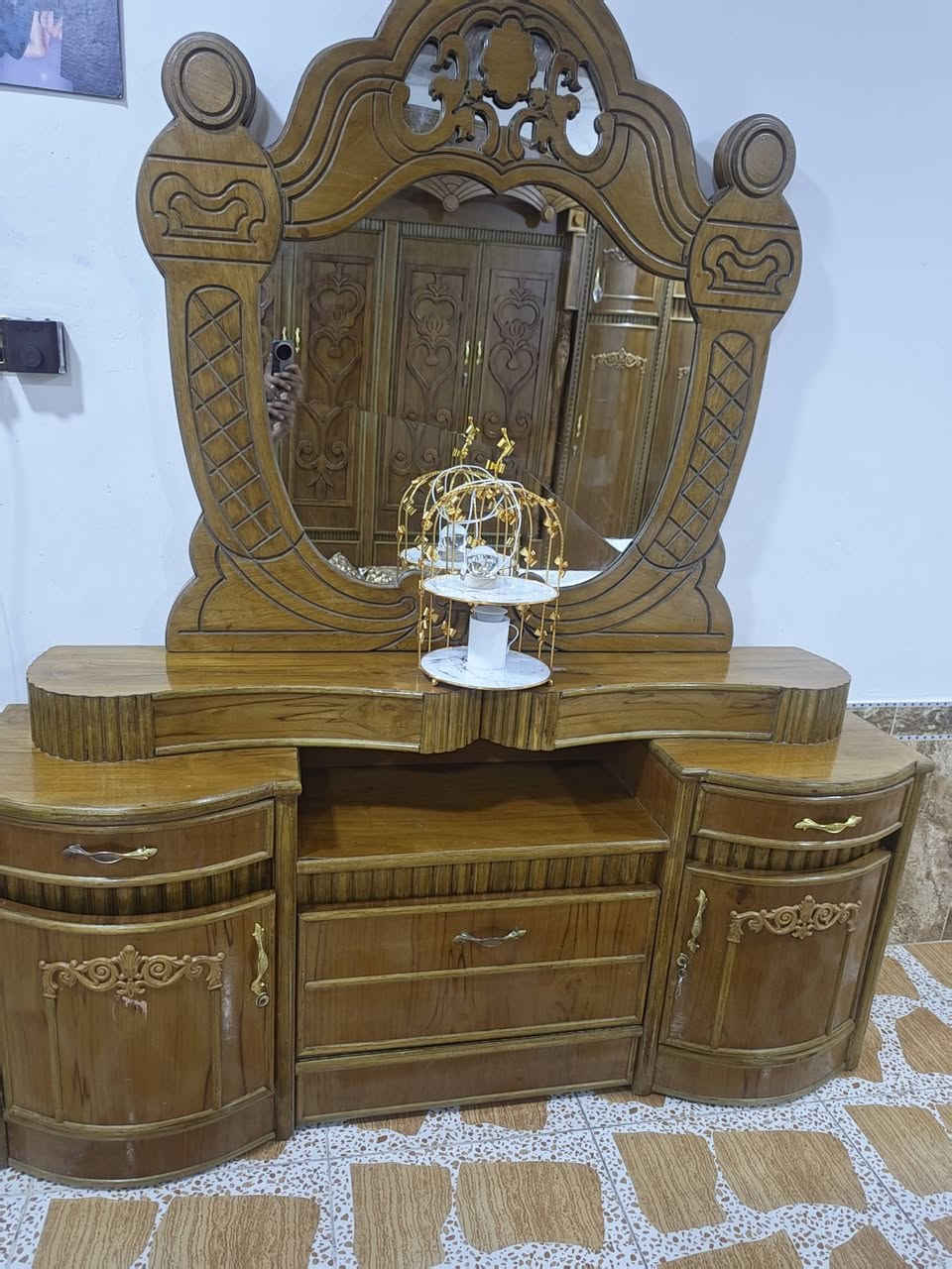 سلام عليكم عندي غرفة اخشاب احطاطه خشب عراقي استخدام سنه ونص سعر مليون الي يحب اتصل علا هاذه رقم ***********هاذه رقم ثاني***********
