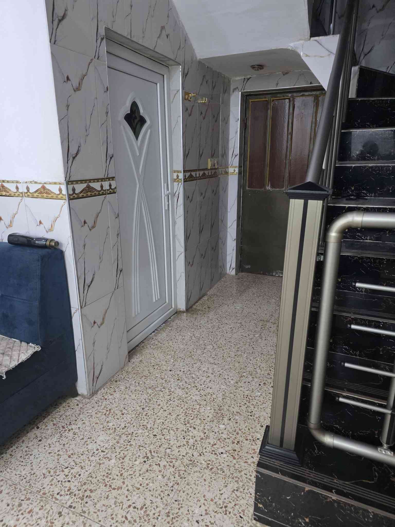 دار للبيع المساحه 200متر طابو صرف طابقين  يحتوي غرفتين نوم مطبخ وهول واستقبال ومجمع صحيات 
طابق الثاني ماكامل 
مطلوب مصرف عقاري  25 مليون 
العنوان / ورديه سيف سعد شارع مركز الشرطه
***********

نص مكتوب في الصور:
- Galaxy A52