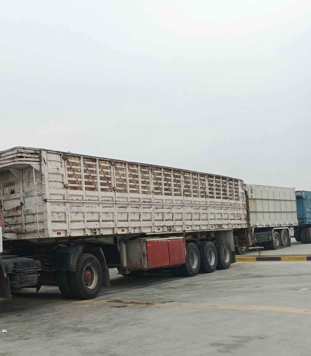 السلام عليكم عربانه للبيع طول 12/50ارتفاع 175 تخم تاير دناكير 13/السعر 105وبيه مجال بسيط /***********/***********
