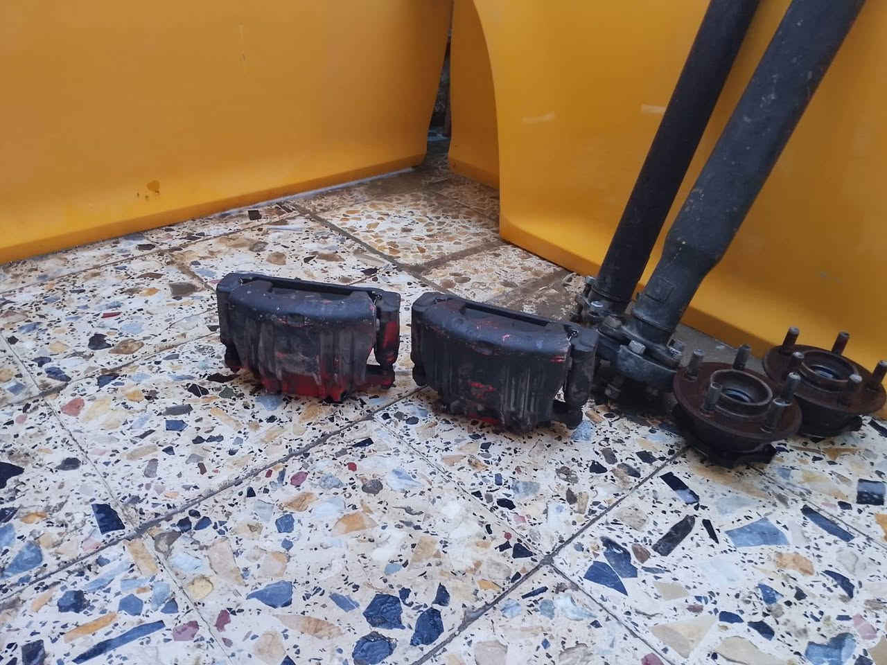 السلام عليكم غراض اوباما للبيع 
3 بيبان الباب كامل ماعدا البطانه 
بوربرن عدد 2 خلفيات
گاردن فچوچ هيمي+فلنچات هيمي أمامي
ذني الغراض فاتحهن من سيارتي كلهن شرط الشغل 
للعلم غراض اوباما 12
السعر 400 وبيهن مجال 
واتساب / ***********
