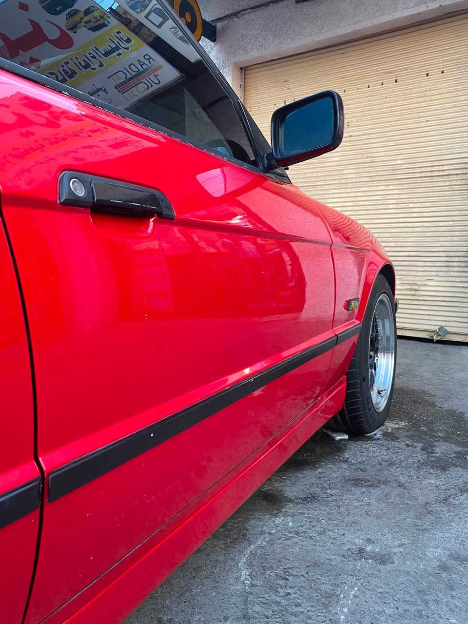 السلام عليكم BMW 540  اصل السياره 535 مكينه وارد يابان مصالهة شهرين جديده كير كفاله منضومت المي كلهة جديده راديترات واتر بم ومروحه ودبه وجوينات كلهن جدد ايرفلو جديد كلوبات كلهة زنون داخل ابيض كشانت كهرباء تخم تاير تخم ويل BBS جديد صدر امامي خلفي جديد مصروف عل سياره هواي نواقصهة 
اذان مكينة 
يدت باب سايق
تحكم الكشن مال صدر
بيهة صوت خفيف بل صارنصه 
 مكاني بغداد الحريه الرقم ***********
