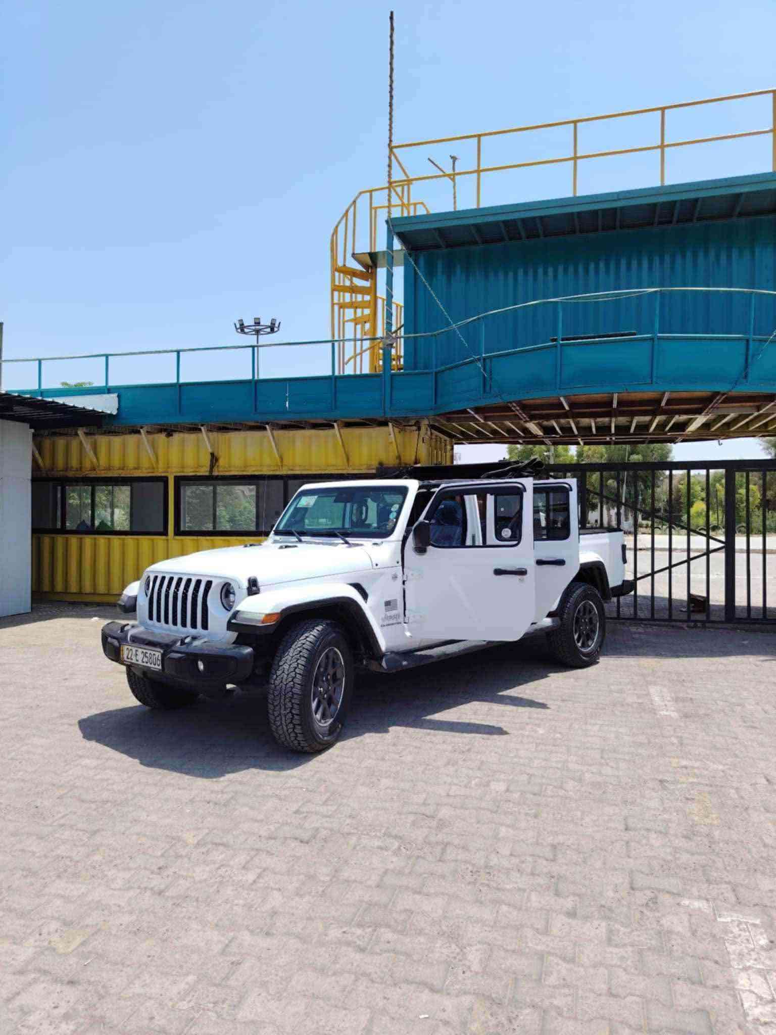Jeep gladiator 2020
جيب كلاديتور
سيارة فول فول مواصفات وارد امريكي ماشيه ١٢٠ الف ميل محرك كير اكسلات كفالة جاهزه من كل نواحي و با سمي وكالة بسمه سياره بيها ثلاث مكانات تكحيل بسيط جدا جاملغ بودي وره سكن بكد شبير و عندك جاملغ امامي سبغ و جوه الباب سايق هم بكد شبر تكحيل ارباك بس ستيرن 
رقم شاسي 1C6HJTFG5LL130615
سعر  ٢٧٠ و بيها مجال 
رقم تلفون ***********
*********** أربيل, العراق
