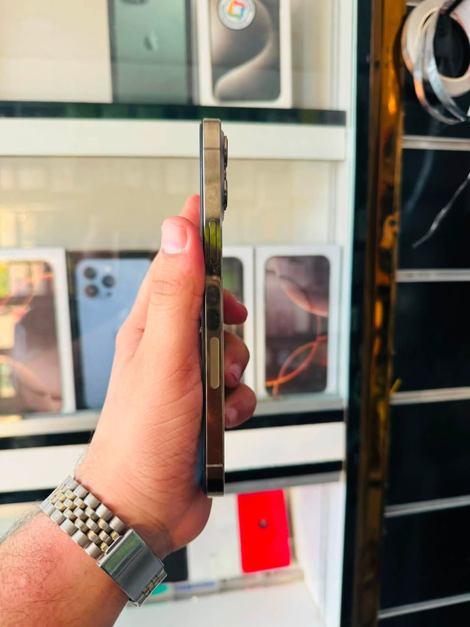 السلام عليكم 🫡
للبيع iPhone 13 pro max 
ذاكرا 256 
بطاريه 100% مبدله اصليه 
نموذج M 
نضافه 90% لون ذهبي 
الجهاز كله شغال فقط مبدل شاشه نوعيه زينه لا شكل ولا شمر فيس ايدي شغال كله شغال صوت اتصال كامرات مابيه خلل السعر قفل ٢٩٠ الف من الاخير مكاني بغداد مدينه الصدر رقمي ***********
