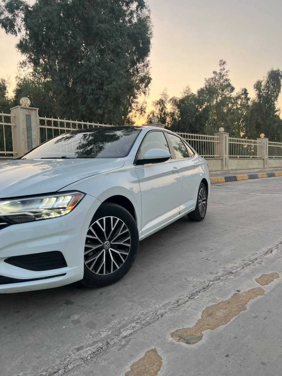 🚗 للبيع: فولكس واجن جيتا SE (Volkswagen Jetta SE) 🚗
المواصفات العامة:
 الموديل / 2021
 الفئة: SE (فئة أصلية ومميزة)
 اللون: أبيض 
 الرقم :رقم أربيل ألماني هزاز وتحويل جاهز (22 L 96568)
 المسافة المقطوعة :/31  ألف ميل
المواصفات الفنية والتجهيزات (SE):
 المحرك: 1.4L Turbo (تيربو) اقتصادية جداً في استهلاك البنزين مع عزم وقوة ممتازة.
 كير: أوتوماتيك (8 نمر) مع وضعيات قيادة مختلفة (Eco / Normal / Sport).
 المقصورة والراحة:
 فتحة سقف / سقف بانورامي أسود.
 مقاعد جلد عالية الجودة مع خاصية التدفئة.
 دخول بدون مفتاح (بصمة أبواب) + تشغيل بصمة.
 شاشة لمس تدعم Apple CarPlay و Android Auto.
 كاميرا خلفية بدقة عالية.
 نظام تكييف دبل زون (تحكم منفصل للراكب والسائق).
 رادار ومراقبة النقطة العمياء (Blind Spot Monitor) مع تنبيه المرور الخلفي.
 الخارجية:
 إضاءة LED بالكامل (أمامي وخلفي مع إضاءة نهارية DRL).
 ويل كورم (جنوط) أصلية بمقاس متميز مع إطارات بحالة ممتازة.
حالة السيارة (الضرر والصبغ):
 الضرر : قطعتين صبع  كفالة عامة من الغرق و/ أمكفولة مكينة وكير وبدّي].
 حالة البدن: البدن ممتاز ونظيف جداً كما موضح بالصور.

 السعر المطلوب:  $145 ورقة 
 مكان التواجد:  اربيل 

 رقم الهاتف/واتساب: ***********
