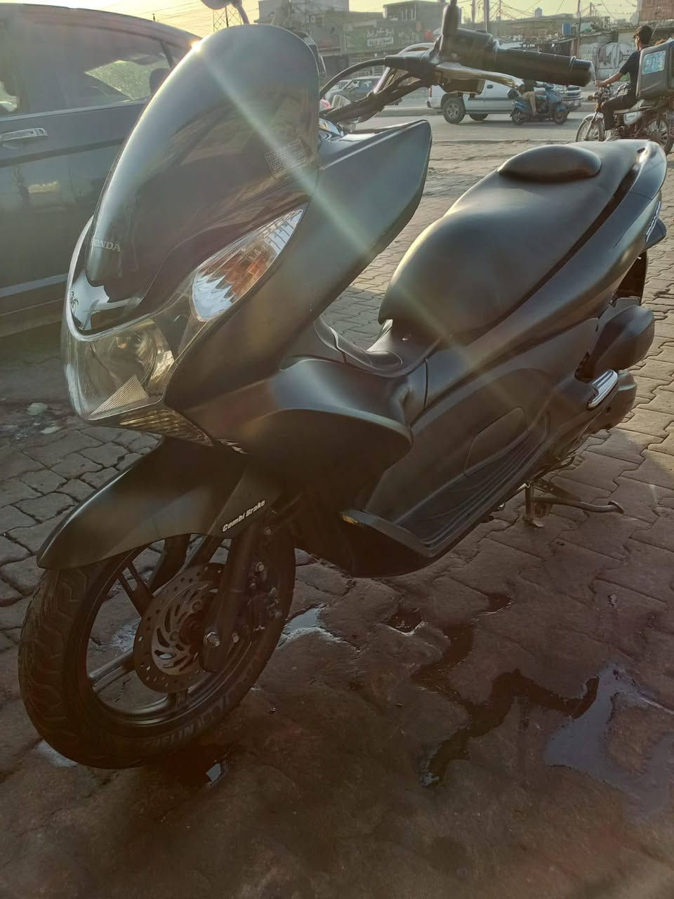 سلام عليكم PCX لبيع فقط الدراجة صالها شهرين نازلة من الرمبة ماشية 18 الف السعر16 ربع ما ينزل لئن الدراحه جديده بمعنه الكلمه لبع فقط ما اراوس العنوان حي اور امل كبر الرقم *********** لا تراسني عل مازنجر ما اجاوبك
