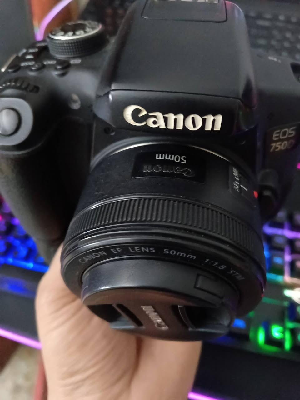 للبيع كاميرا Canon EOS 750D
🔹 عدسة أصلية Canon EF 50mm f/1.8 STM
🔹 تصوير عالي + فيديو Full HD

📦 الملحقات: بطارية، شاحن، غطاء، ستراب
✅ نظيفة جداً استخدام خفيف
✅ جاهزة للاستخدام

💰 السعر: (ينذكر) قابل للنقاش
📲 للحجز: خاص أو واتساب ***********
