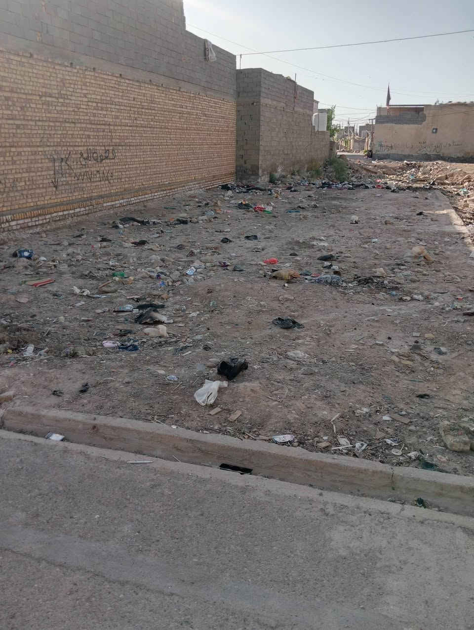 السلام عليكم قطعه للبيع المساحه 200 م 
مصبوبه صب رباط ومدفونه كما موضح بالفيديو منطقة الحميديه القريه  فرع  اسواق رحيم 
@***********
