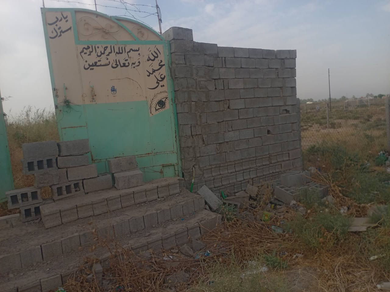 قطعه تجاريه  على شارع العام  للبيع مساحه 850 بطها مي حلو  ومي بير والشارع تبليط تجاريه ماي وكهرباء بيها ومزروعه للاستفسار الاتصال على الرقم ***********
