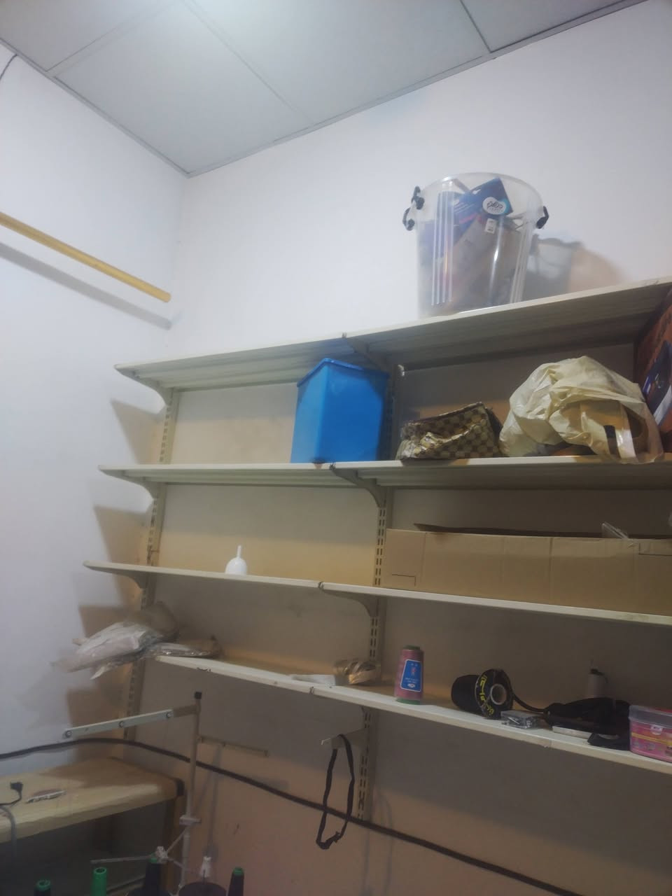 رفوف محل كامل للبيع للاستفسار رقم ***********
