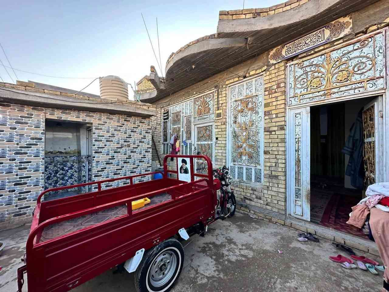 السلام عليكم
بيت للبيع مساحته ٢٠٠ م على طريق ابو الماش نهايه السايدين بي نقص غرفه واستقبال حدهن للبتلو بناء صب مسلح حالياً لبيت فارغ ***********.
