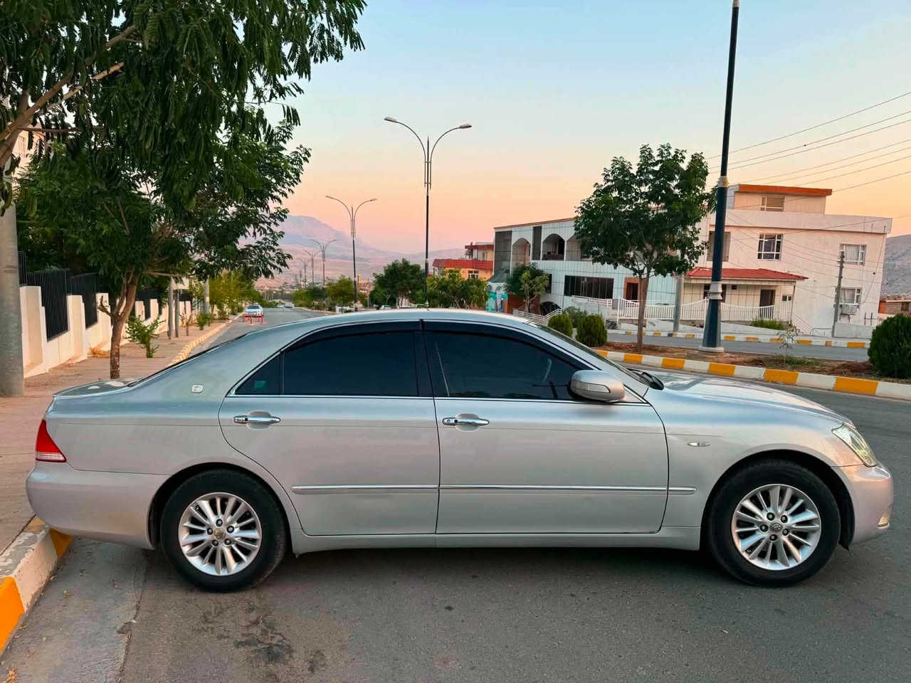 سەرەتا بەناوی خوا
شاهینە مووس مۆدێل ٢٠٠٥
دودوگمە ناوزەرد ئاوێنە ئیشارەت 
١٨٠ بچوک بەبچوک ئاڵتونی بازاڕ 
ڕۆنی مەکینەوە هادرۆلیکی گێڕی گۆڕاوە
چوارتایەی لۆکی بۆبەسراوە تەقەو ڕەقەی نییە
ناوی لۆک لۆکە نرخیشی ٥٨ گەڵا قوفڵی
شوێن دەربەندیخان گەرموشتەری نیت تێل مەکە لەگەڵ ڕێزم
ژم/  ***********
