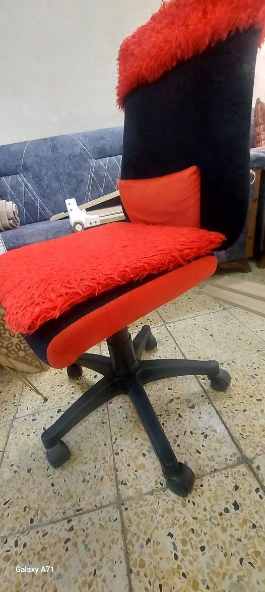 كرسي مكتبي دوار وبيجك يتعلى وينصى
سيت طبلات رباعي ابيض 

ابيع اثنينهم سوه ب 50 وبيهن مجال للشراي 

مكاني الطوبجي الاتصال على الرقم *********** بي واتساب
