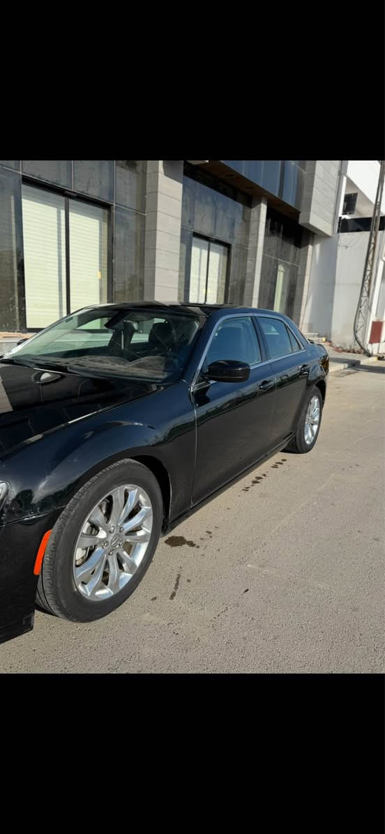 سلام عليكم.  Chrysler300 2015. امريكي V6 3600cc

فورويل 4x4.  
الحادث 

فقط جاملغ وبنيد مال امريكه. شواصي و الغود مكفولات. السونار موجود بل صوره هوه وصور الحادث 

وباب السايق بدلت النرمايد بدون حادث او تبديل فقط فتح اني فتحتهن
محرك و كير و صدر كله مكفول وتخم تاير جديد. تبريد ثلج 

السياره فوول مواصفات فتحه سقف جلد شاشاه والباقي معروف وبيه منضومه زنون شديته ب300$
رقم نجف دولي بأسمي. مكاني بغداد. تحويل ثاني يوم 

السعر166 بيه مجال. *********** بغداد, العراق
