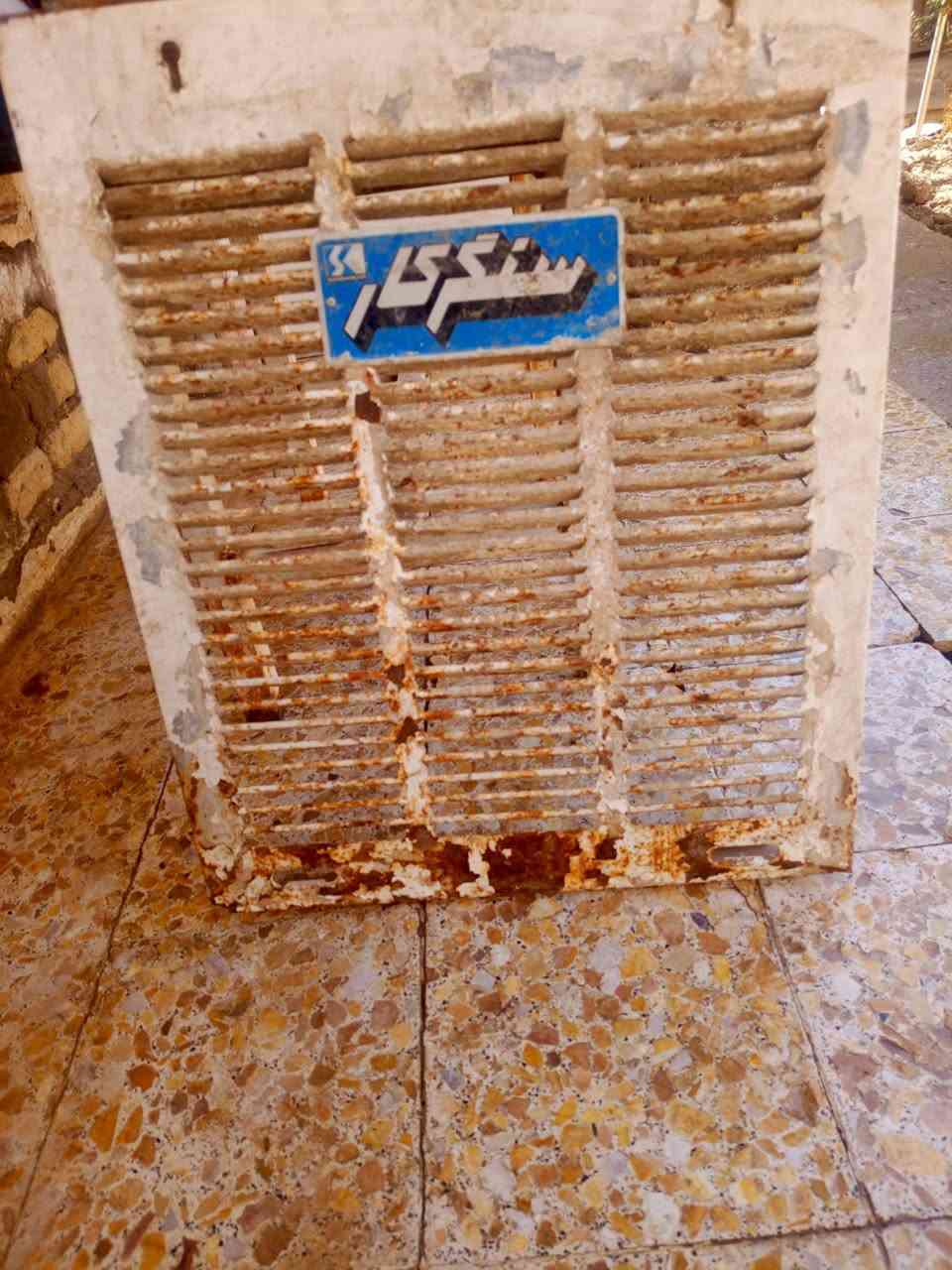 السلام عليكم مبرده للبيع السعر 70  كامله حتى الميز وياها  الي يريد يتصل على الرقم *********** وبي واتساب هم
