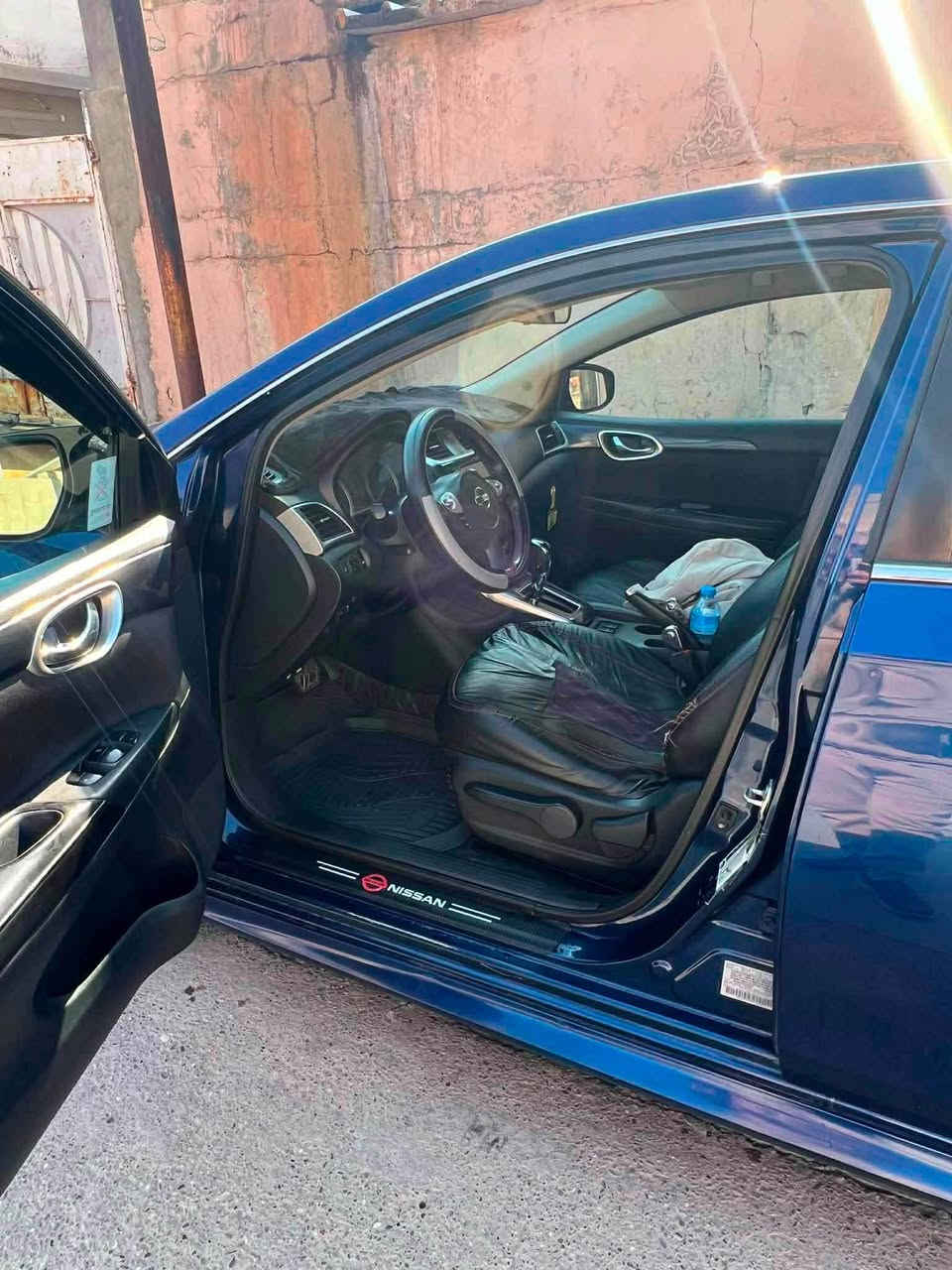 ***********
نيسان سنترا 2019 فئة SR، وإذا هي مواصفات US Spec فهذه أهم مواصفاتها الأصلية:
🚗 المحرك والأداء
* المحرك: 1.8 لتر، 4 سلندر DOHC
* القوة: 124 حصان عند 6000 RPM
* العزم: 125 lb-ft ≈ 169 نيوتن.م
* القير: Xtronic CVT أوتوماتيك
* الدفع: أمامي FWD
* بنزين عادي.
* استهلاك EPA تقريبًا 29 مدينة / 37 طريق / 32 مجتمعة MPG. 
⭐ مواصفات SR الخارجية
* جنوط ألمنيوم 17 إنچ
* إطارات 205/50R17
* مصابيح أمامية Projector LED منخفضة
* إضاءة LED إضافية
* Fog lights
* مرايا كهربائية ومدفأة مع إشارات LED
* سبويلر خلفي
* Side skirts رياضية
* Chrome exhaust finisher
* تصميم رياضي خاص بفئة SR. 
🛋️ الداخلية والتجهيزات
* مقاعد Premium Sport Cloth
* تشغيل بصمة/زر Push Start
* دخول ذكي Nissan Intelligent Key
* شاشة 7 إنچ
* Apple CarPlay + Android Auto
* Bluetooth
* USB
* كاميرا خلفية
* Cruise Control
* دركسون مكسو بالجلد
* تحكم بالصوت من الدركسون
* مكيف Dual Zone Automatic Temperature Control. 

🛡️ الأمان
* ABS
* VDC نظام الثبات الإلكتروني
* Traction Control
* TPMS مراقبة ضغط الإطارات
* Automatic Emergency Braking متوفر مع CVT
* Airbags أمامية وجانبية وستائرية كركوك, العراق
