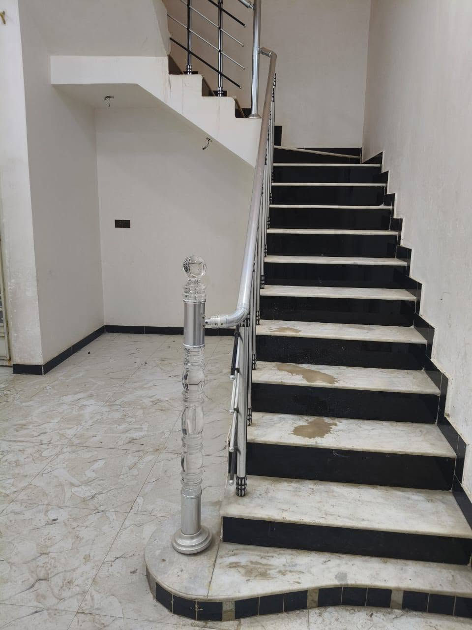 يوجد لدينا دار سكن للبيع ١٥٠م  حي الفداء مقاطعة ٢٥ طابقين بناء حديث مسلح سعره ١٦٠مليون مطلوب اسكان ٤٥ مليون يبقى ١١٥مليون بيه شقه معزولة ثاني بيت عن الشارع السايدين التبليط للاستفسار الاتصال ***********
