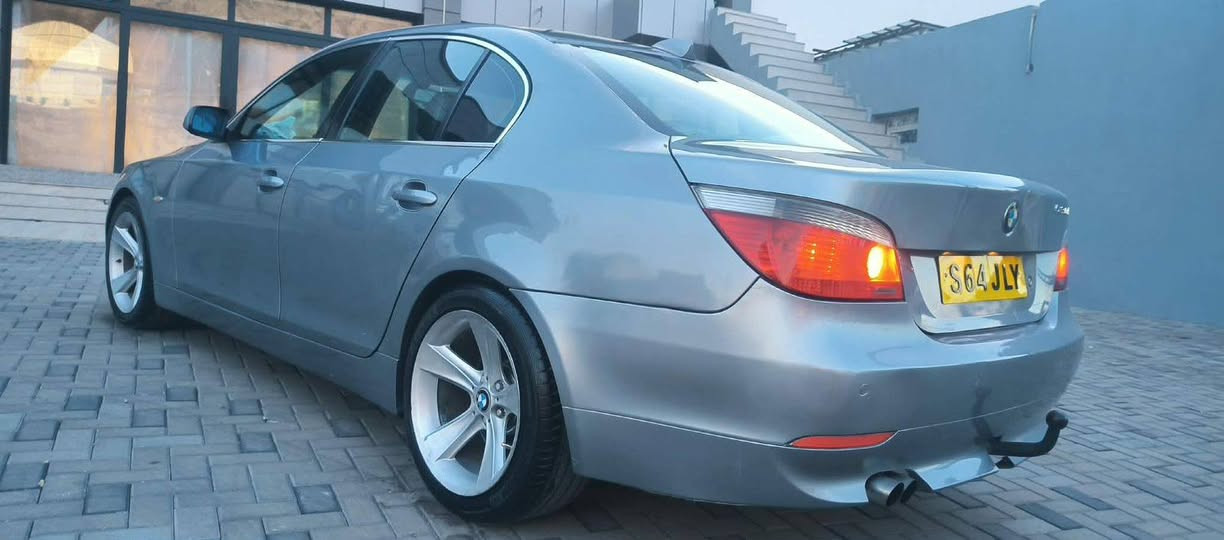 سەرەتا بەناوی خوا
BMW 530i  e60نوزل کورت چاوبرۆ
سەیارەکە 2004 مەنەفیسی ئەسلی خۆی لەگەلایە 
سەیارەکە لۆک لۆکە هەتا بڵێی جوان و تازەیە لە ناوەوە و لەدەرەوەش ، زوریش بەقەوەتە
ناو رەش جلد تەبرید ساردو کەرم بەشەرت
ئاوینەی دژە فولە
جوار جام کارەبایە
گێری توماتیکو عادیە ،سوکان کارەبا
گێڕ و مەکینە و کارەبای و ئەکسڵ هەمو بەشەرت
سەیارەکە نیو حیزامی بەریتانیایە سەقفی بەشەرت.
نرخی 45  مەعامەلە
شوێن :کەلار
ژ.مۆبایل:***********
