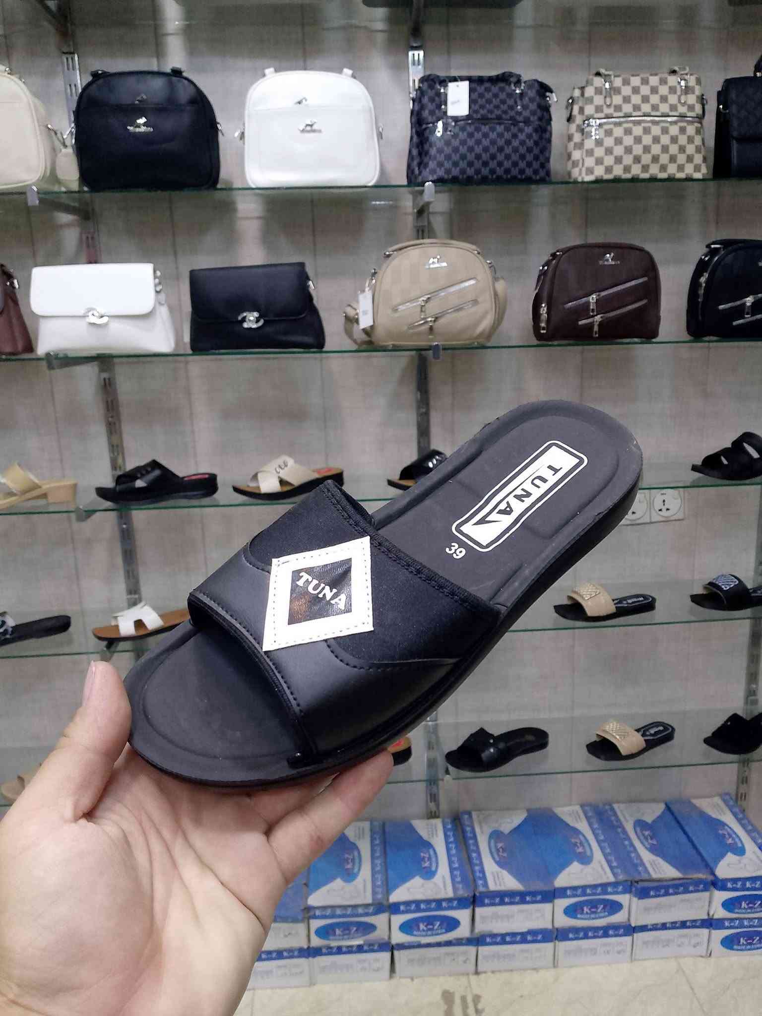 الحمدلله وبفضل الله 🌹 وصول أكثر من موديل جديد داخل معرض اميرتي للحقائب والأحذية 🛍️✨

👡 تشكيلة كبيرة ومتنوعة من الشحاطات:
👨 رجالي
👦 ولادي
👧 بناتي
👩 نسائي
👶 أطفال

🔥 الأسعار من 3 آلاف إلى 5 آلاف فقط
أسعار مناسبة للجميع، وجودة وموديلات ترضي مختلف الأذواق ❤️

✨ أكثر من موديل وشكل ولون
✨ قياسات متنوعة
✨ ومستمرين وياكم بتوفير البضاعة الجديدة بشكل يومي، وما نخليكم محتاجين أي شي إن شاء الله 🙏

📍 العنوان: خانقين – قرب سوبر ماركت فرمان وقرب مدرسة الجرير

🚚 التوصيل داخل خانقين فقط 2000 دينار
📲 للحجز والاستفسار واتساب:
***********

🔥 احجزوا موديلكم قبل نفاد الكمية 🔥
معرض اميرتي للحقائب والأحذية — أسعار نعتادكم عليها وبضاعة مستمرة وياكم ❤️
