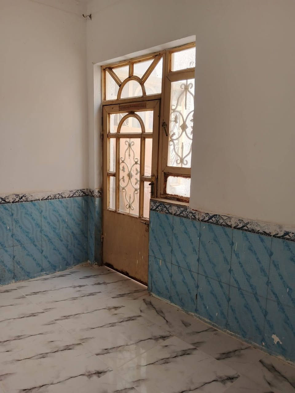 بسم الله الرحمن الرحيم.                                                  عرض حي ميسان قطاع 73 شريط ميسان مساحه 100متر سعر 112 مليون مع مجال    عرض شارع 10متر.                 يحتوي على طارمه مطبخ ستقبال صاله وغرفه وكشوفه حمامات داخليه وخارجيه                                                  موقع مكتب حي ميسان شارع كيات قرب تقاطع بواري.           مقاولات عامه مناسبه.                                                    رقم للستفسار ***********
