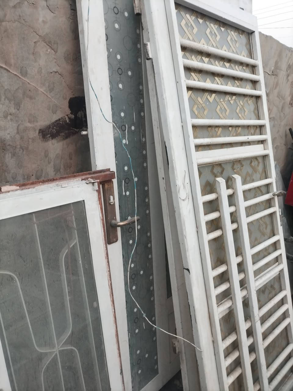 السلام عليكم ابواب وشبابيك للبيع المكان حله ***********
