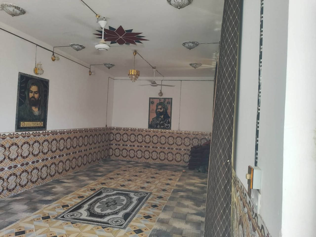 دار للبيع مساحته 520متر حي بابل خلف مدينة ألعاب سابقأ طابو زراعي سند 25 تحويل مباشر بسم مشتري بناء حديث طابوك متكون من 
غرفة نوم عدد 3. 5*5
صاله 5*21
مطبخ 5/5
استقبال 5*13
مجمع صحيات دخليه 5*5 +مجمع صحيات خارجيه 
بيعا مستعجل سعره80 وبي مجال قليل 
أي استفسار اتصل على الرقم التالي 
***********
