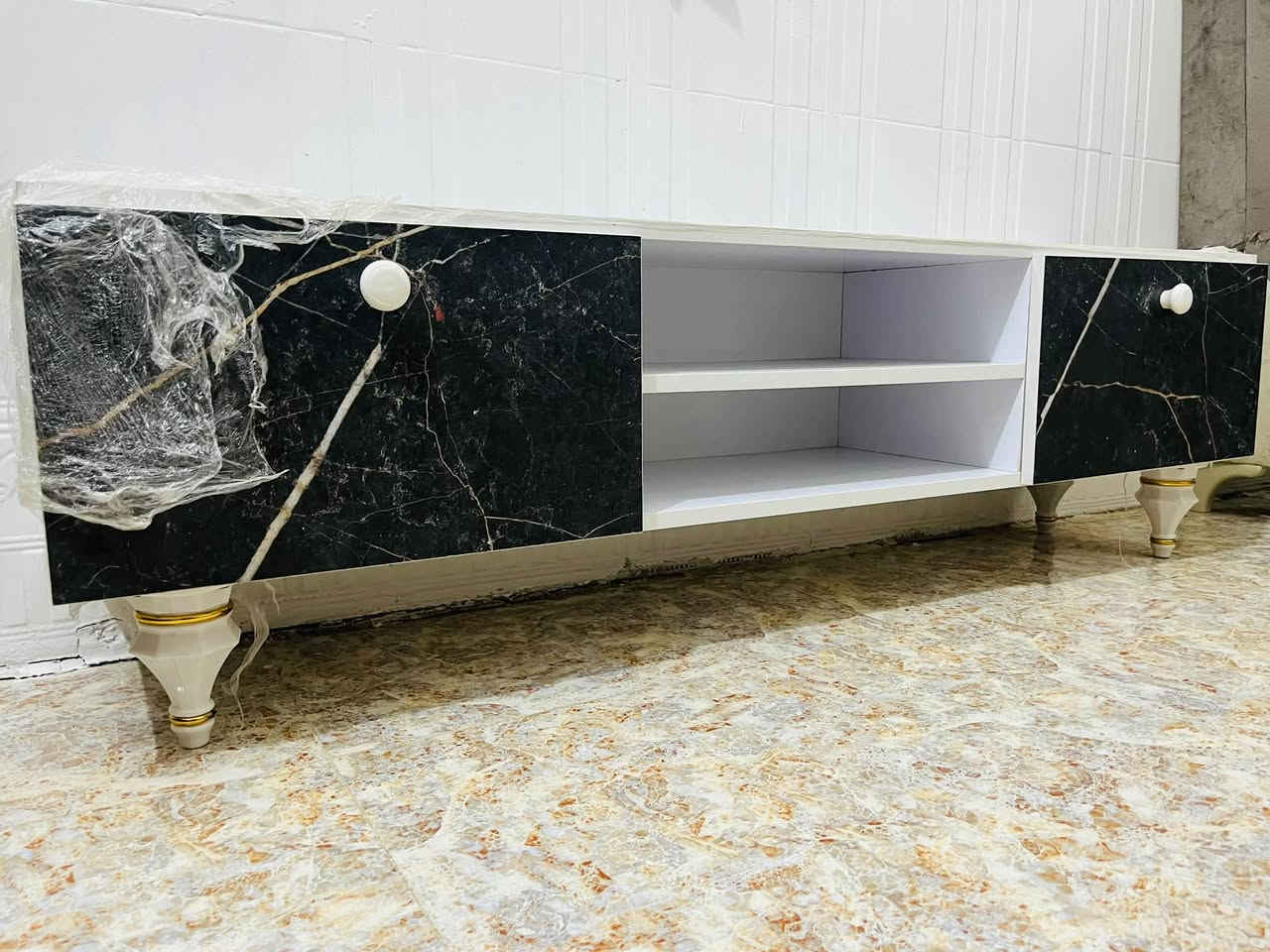 ميز بلازمة جديد بالجيس ما مستخدم القياس 120سم سعرة 60 وبي مجال قليل 777 186 2055‬
