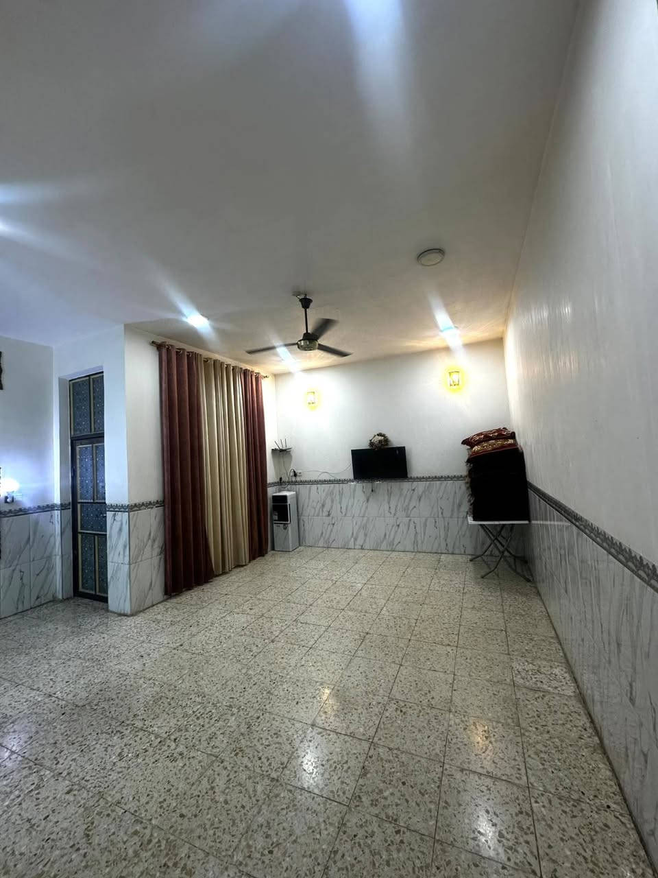 🏠 فرصة للبيع – بيت سكني مميز
📍 رقم القطعة: 8021
📐 المساحة: 200 متر
📍 الموقع: التاجيات / قرب النائبة زينب الحسيني

🛒 ميزة مهمة: يحتوي البيت على أسواق

▪️ يبعد 70 متر عن الشارع المؤدي إلى شارع النجف
▪️ الواجهة: 10 متر × نزال 20 متر

✨ تفاصيل البناء:
▪️ استقبال: 6 × 4
▪️ هول: 6 × 4.5
▪️ غرف نوم: 4 × 5
▪️ مطبخ حار + بارد
▪️ قياس المطبخ البارد: 4.10 × 3.5
▪️ مناور عدد 2

🏗️ المواصفات:
▪️ أرضية البيت كاشي درجة أولى

🚿 الخدمات:
▪️ مجمع صحيات داخلي
▪️ مجمع صحيات خارجي

🔴 البيت حر وغير مطلوب

📞 للاستفسار والاتصال:
***********
