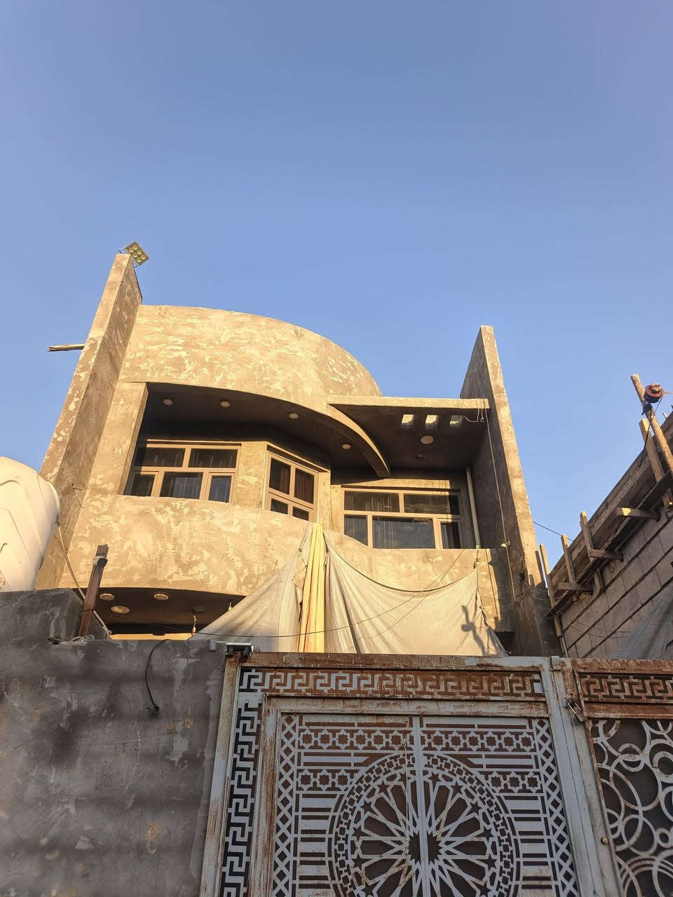 دار للبيع طابقين بناء جديد سنه ٢٠٢٢ مساحه ١٢٥ طابو شمالي بعقوبة باب الدرب مكان قريب ع شارع وبصف الركن خلف سكلة محمد السعيدي مكان مميز جهه اليسره محلات وخلف البيت مخزن سعر مناسب اجازة بناء كامله قرب اسواق يوسف للاستفسار راسلني وتساب ***********
