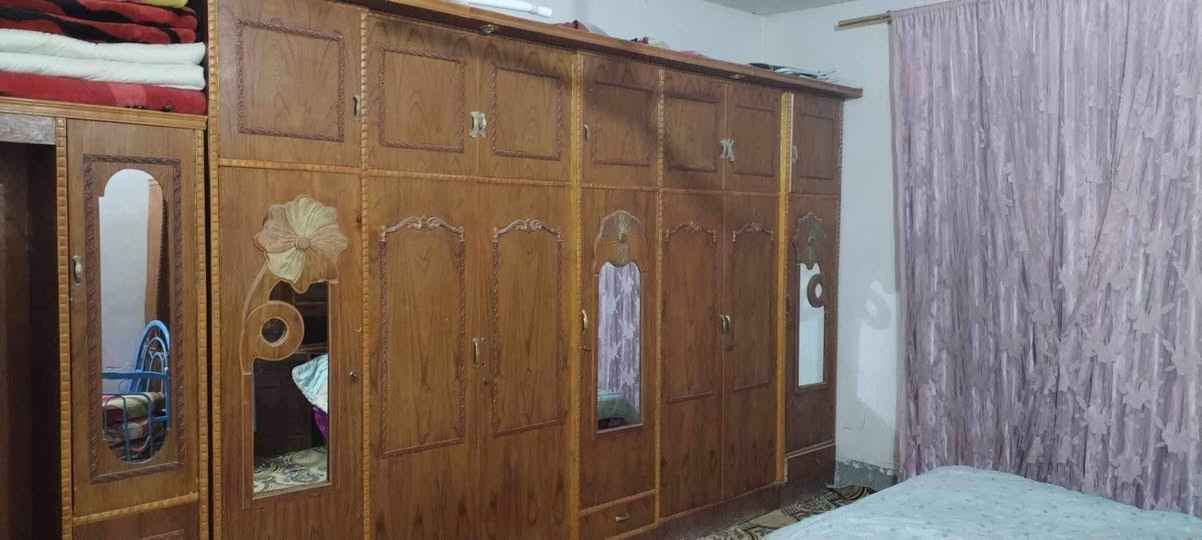 غرفه اخشاب كامله كنتور وزاويه وميز تواليت وجربايه وبحاله جيده السعر خاص رقم /*********** المكان بغداد ابو غريب
