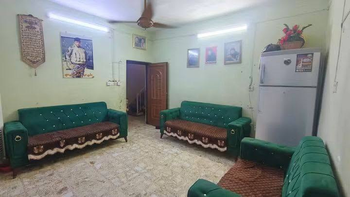 سلام عليكم بيت 200م للبيع  بي استقبال حولي
2غرف نوم  بي صحيات خارجيه  وداخلية  شرقي وغربي أضافه بي محل  العنوان الحسينبه  مسقط  شارع أبو مهند    سعر بيت 150بي مجال  الاستفسار اتصل على رقم ***********
