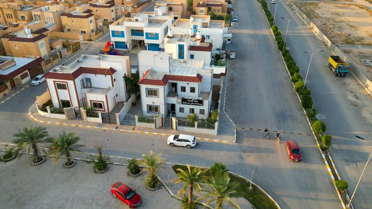 يتوفر دار للبيع في مجمع السلام السكني 🏠
📍في النجف الاشرف شارع نجف كربلاء عمود رقم 1 نهاية شارع الحولي ومقابل جامعة الكفيل 
دار 474 بمساحة 200م 
بناء حديث طابوق جمهوري طابقين تحتوي على 3 غرف نوم 
بمقدمة 60 والباقي دفعات ميسره 
بادر بحجز وحدتك السكنية الان 
مراسلتنا عبر الخاص او واتساب 
***********
