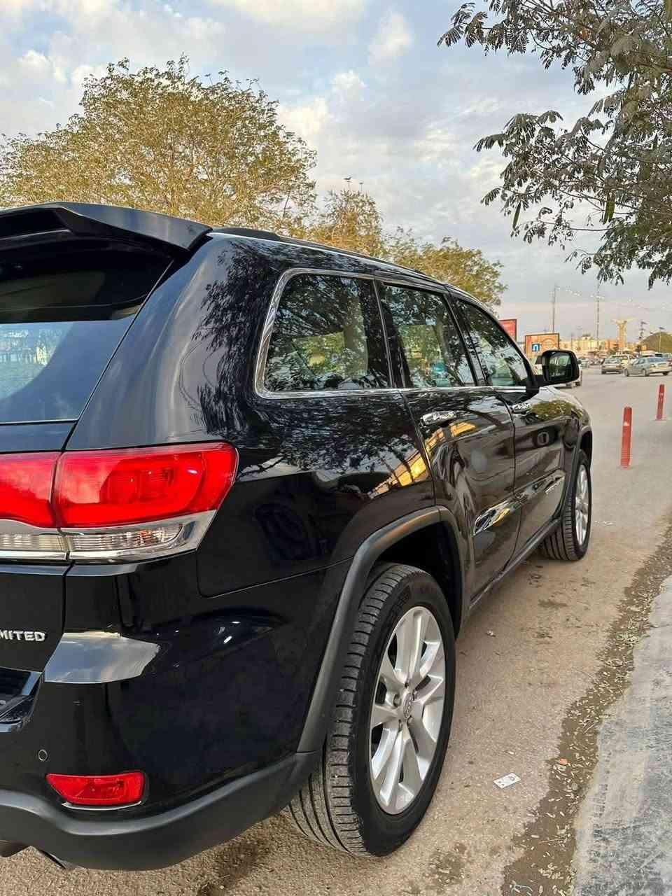 جيب كراند شيروكي لمتدد بلاس
مديل 2017

*  خليجي بنيد صبغ فقط بدون ايرباك  

* محرك 3.6L V6 Pentastar

* قوة 295 حصان

* كير أوتوماتيك 8 سرعات

* دفع رباعي 4×4

* ماشيه ١٣٤ الف كم

* نظام Quadra-Lift للرفع والخفض جكات

* نظام دفع Selec-Terrain بأوضاع متعددة للقيادة

* فتحة سقف بانوراما

* داخلية جلد 

* مقاعد أمامية كهربائية

* تبريد وتسخين المقاعد

* ذاكرة للمقاعد

* ستيرن  كهربائي وهيتر 

* كاميرا خلفية

* حساسات أمامية وخلفية

* مثبت سرعة

* تشغيل ودخول ذكي

* تشغيل عن بُعد

* مرايا كهربائية

* باب خلفي كهربائي

* إضاءة LED

* السيارة نظيفة جداً واستخدام شخص 

السياره تحويل نفس اليوم رقم بغداد

العنوان بغداد

الرقم / *********** 

السعر 200$ وبي مجال
