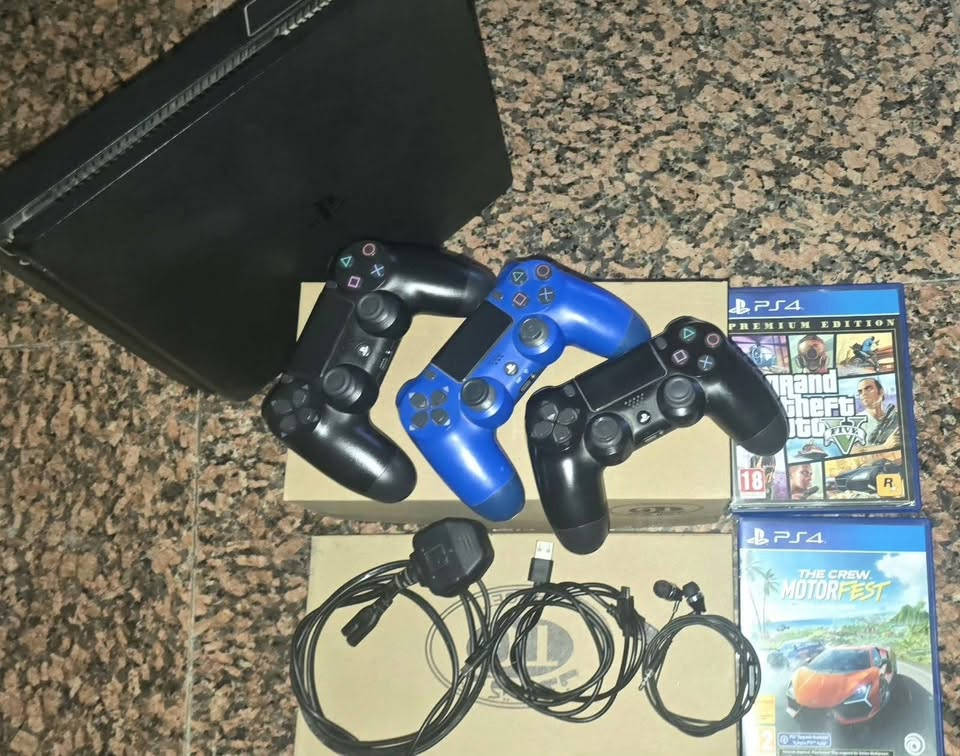 PS4 Slim 500GB
الجهاز نظيف وشغال تمام

قرص

يجي وياه يدة أصلية وحدة يدتين تجاري

قرص - GTA V

The Crew Motorfest

مثبت من المتجر - 26 FC جميع الكيبلات موجودة

السعر : 270 ألف

القفل : 250 ألف

بغداد الامين الثانيه

***********
