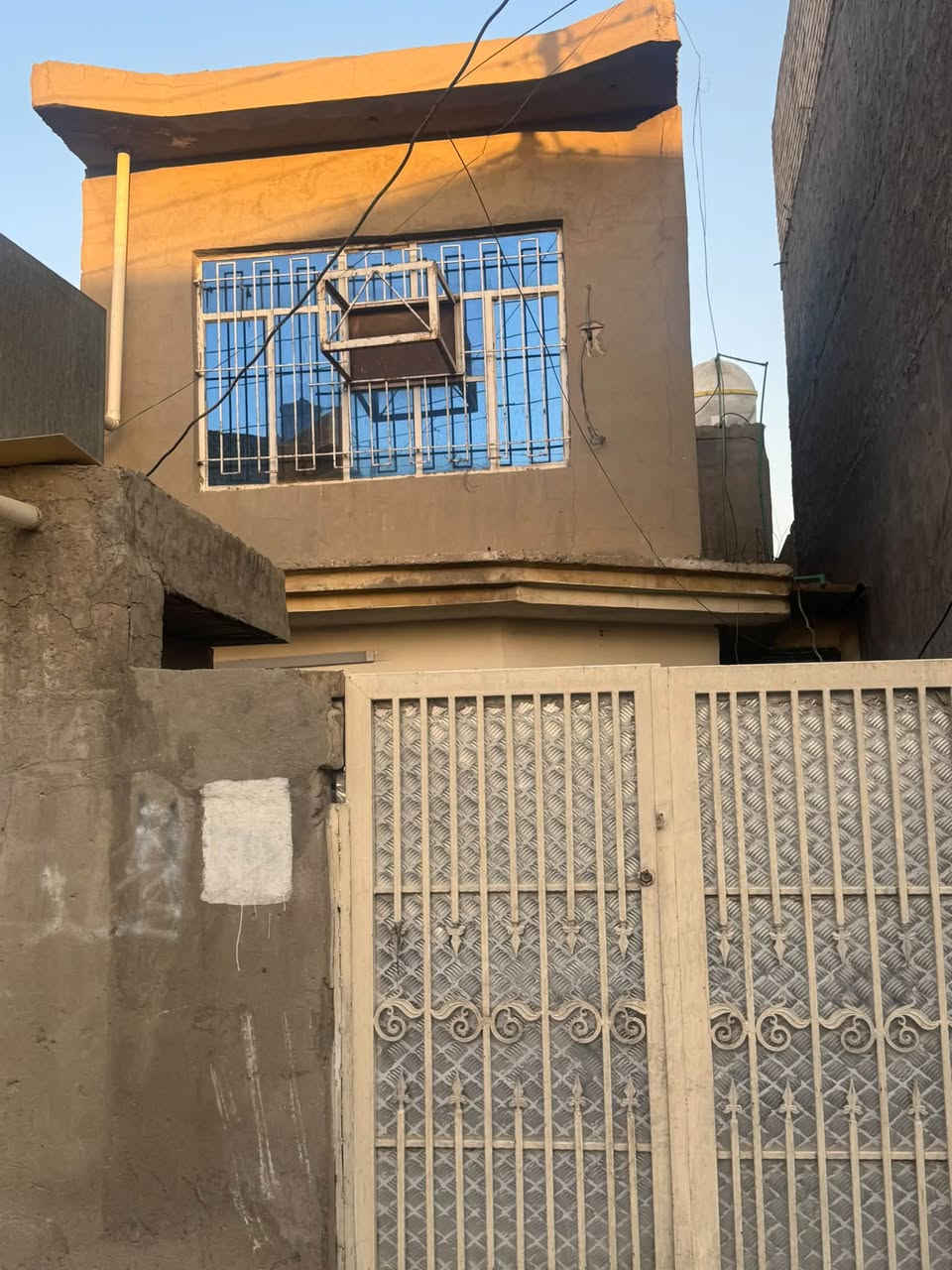 السلام عليكم بيت طابو مساحة ١٠٠ نزال ٢٠ واجهه ٥ قريب ع شارع مسافة ٣٠ متر عشارع متوفرة كافة الخدمات كهرباء مي مدارس مستوصف كله قريب للبيع السعر ٩٥ قابل للتفاوض للاتصال ***********او مراسلة الصفحه
