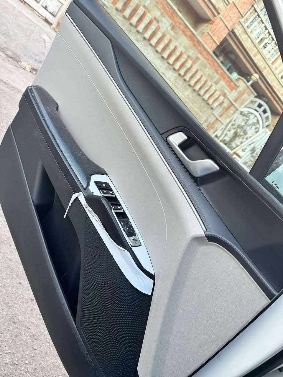 🔥 KIA K5 | موديل 2023
🇦🇪 وارد خليجي
📍 رقم أربيل – خصوصي
🛣️ الممشى: 37,000 كم فقط حقيقي 
⚙️ محرك 2.0 DOHC
🔄 أوتوماتيك

✨ المواصفات:
• سقف بانوراما 🌙
• كاميرا خلفية 📷
• حساسات أمامية وخلفية
• بصمة ودخول ذكي 🔑
• تشغيل عن بُعد
• مقاعد جلد اوف وايت 
• تدفئة المقاعد 🔥
• مقعد السائق كهربائي ⚡
• Blind Spot
• Apple CarPlay / Android Auto
• إضاءة LED
• مكيف أوتوماتيك ❄️
• حساسات ضغط الإطارات
• Auto Hold
• فرامل إلكترونية
• Drive Mode
• مرايات كهربائية شفط 
• أنظمة أمان وثبات
السياره اخذتها زيرو على ايدي وباسمي تحويل مباشر 
 بانزين محسن مشايفه العادي 
دهن وفلتر  كل ٣٠٠٠ كم ابدله امزويل من الوكاله
السياره جدا نظيفة بيها ملاحظات بسيطه تكحيلات بالدعامية فقط وشخص خفيف كد اصبع بالجاملغ الخلفي عايفه ما مصلحة 
السعر ٢١٥٠٠ $ وبيها مجال 
***********

