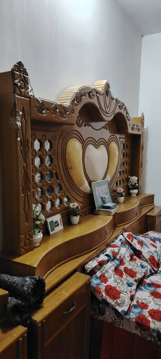 غرفة اخشاب كاملة استعمال قليل جدا ما متغير مكانها اول نصبتها هاي لا مصبوغة ولا بيها اي نقص تفيد اليريد يزوج ومكانيته قليلة سعرها خاص اتصل وتدلل ***********
